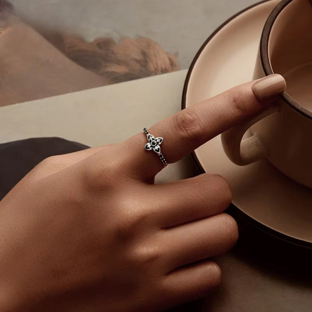 Anel Flor da Noite com Zircônias Negras Prata 925